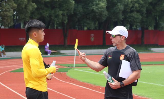 顶级赛事观看平台-戴伟浚场上场下获主帅“优待” 10号位竞争高手如云