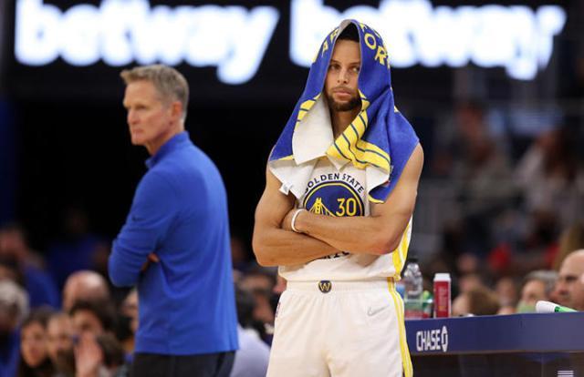 实时赛程同步-连续3场末节合计11中0 库里体能瓶颈凸显勇士问题